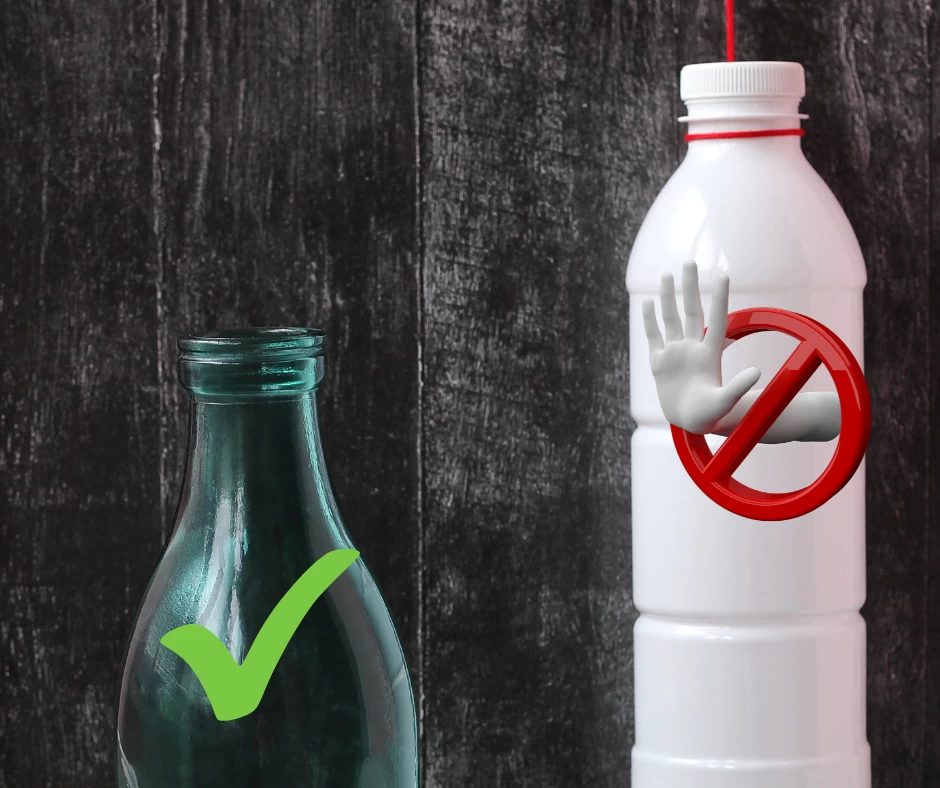 Glasflasche mit Check Symbol und Plastikflasche mit Stop Zeichen
