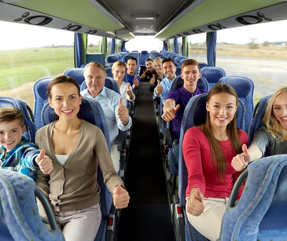 Fröhliche Menschen im Bus, jeder Daumen hoch.